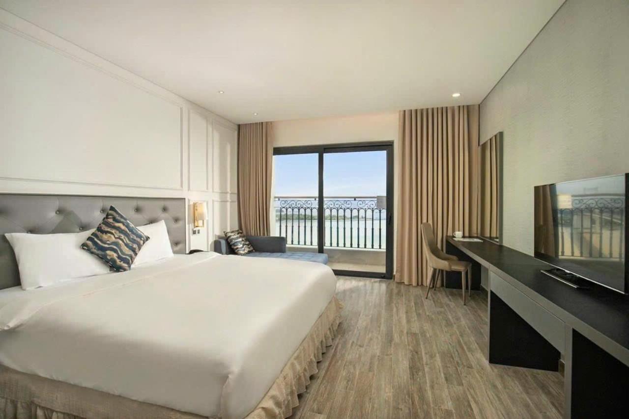 Golden With Sea View Khách sạn 5*